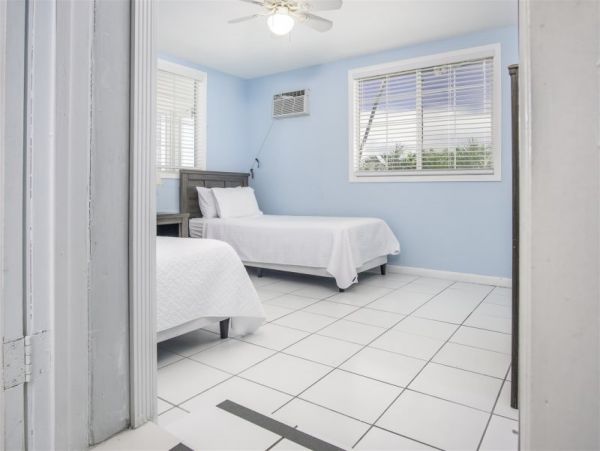 Four Bedroom House in the Middle of Marathon with Private Pool
