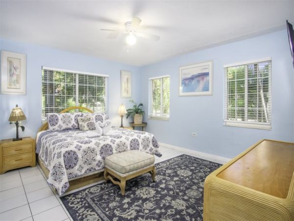 Four Bedroom House in the Middle of Marathon with Private Pool