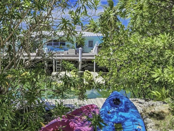 Four Bedroom House in the Middle of Marathon with Private Pool