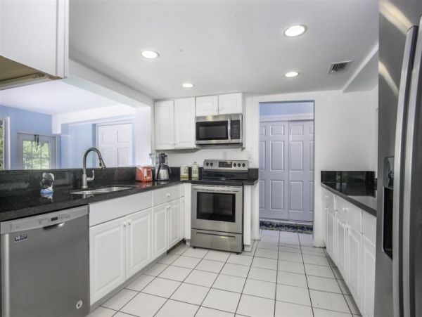 Four Bedroom House in the Middle of Marathon with Private Pool