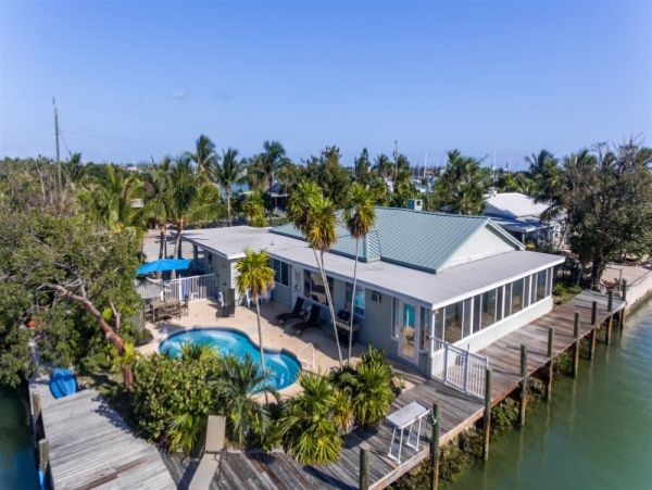 Four Bedroom House in the Middle of Marathon with Private Pool