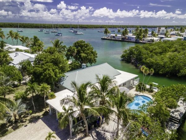 Four Bedroom House in the Middle of Marathon with Private Pool