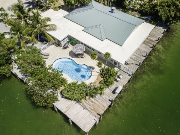 Four Bedroom House in the Middle of Marathon with Private Pool