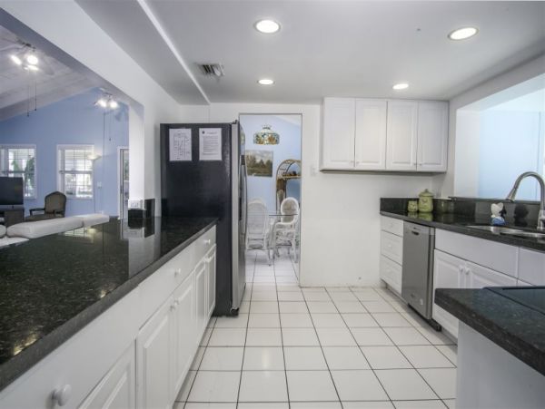 Four Bedroom House in the Middle of Marathon with Private Pool