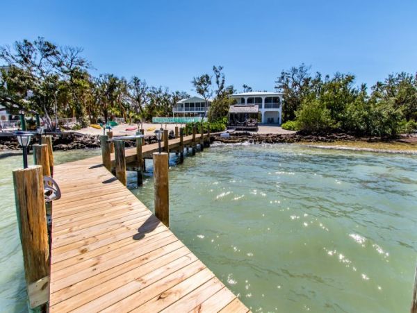 Comfortable Three Bedroom Waterfront Home Sleeps 8