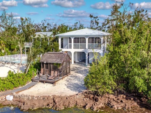 Comfortable Three Bedroom Waterfront Home Sleeps 8