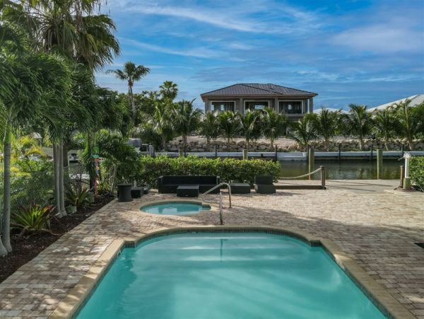 Marathon 7 bed/5 bath Vacation Home Pool, Hot Tub & Dockage