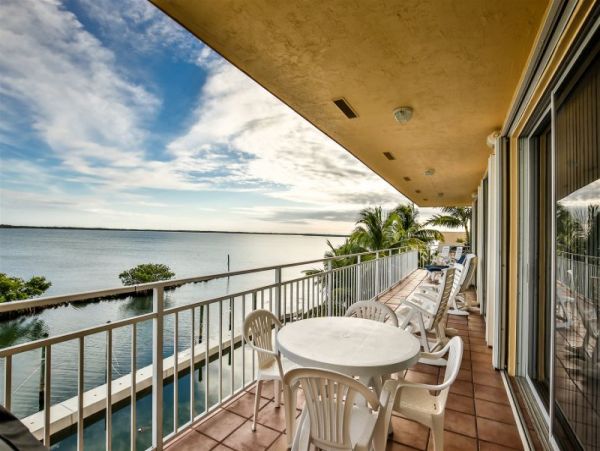 Oceanfront Vacation Penthouse in Layton 3 Bedroom
