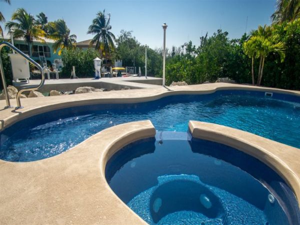 3 Bedroom Home with Private Pool, Spa & Dockage in Marathon