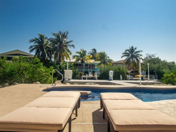 3 Bedroom Home with Private Pool, Spa & Dockage in Marathon