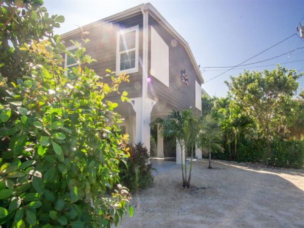 3 Bedroom Home with Private Pool, Spa & Dockage in Marathon
