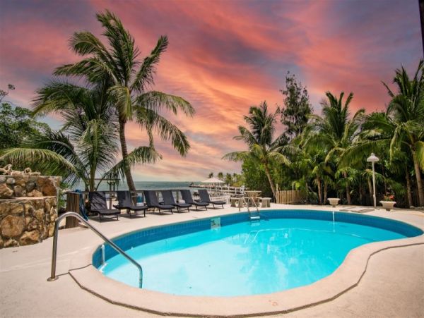Gorgeous Views, Hot Tub, Dockage and Private Pool