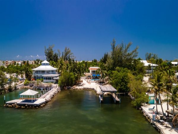 Gorgeous Views, Hot Tub, Dockage and Private Pool