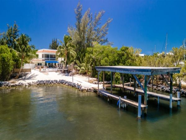 Gorgeous Views, Hot Tub, Dockage and Private Pool