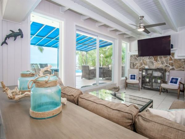 Gorgeous Views, Hot Tub, Dockage and Private Pool