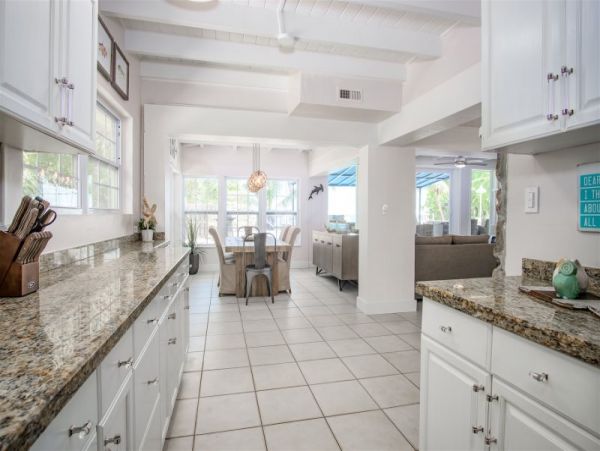 Gorgeous Views, Hot Tub, Dockage and Private Pool