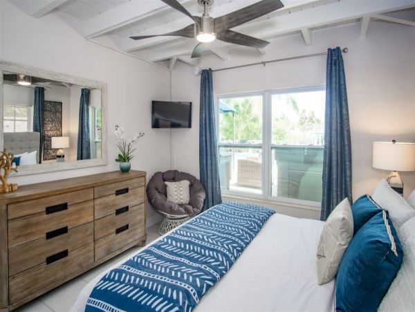 Gorgeous Views, Hot Tub, Dockage and Private Pool