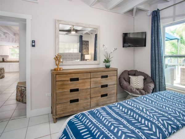 Gorgeous Views, Hot Tub, Dockage and Private Pool