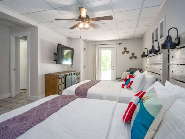 Gorgeous Views, Hot Tub, Dockage and Private Pool