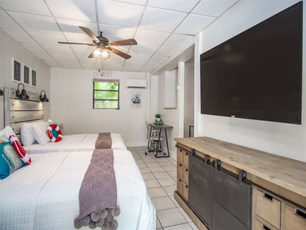 Gorgeous Views, Hot Tub, Dockage and Private Pool