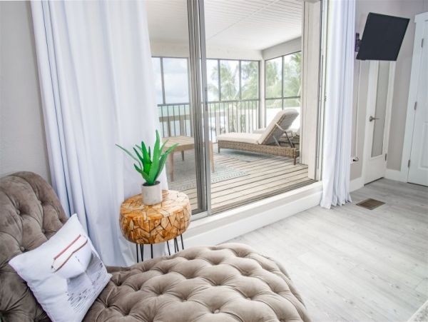 Gorgeous Views, Hot Tub, Dockage and Private Pool