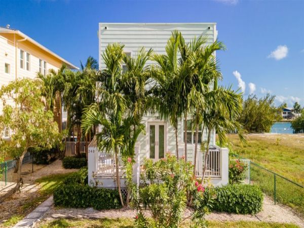 Magnificent Marathon Vacation Villa Four Bedrooms