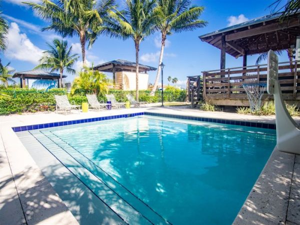 Magnificent Marathon Vacation Villa Four Bedrooms