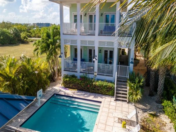 Magnificent Marathon Vacation Villa Four Bedrooms
