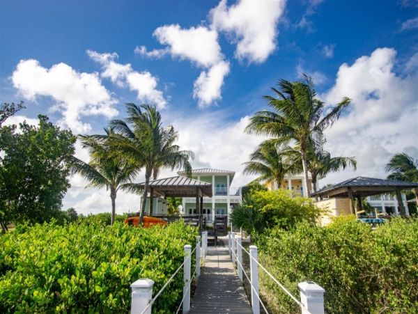 Magnificent Marathon Vacation Villa Four Bedrooms