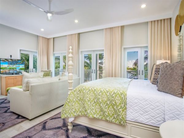 Magnificent Marathon Vacation Villa Four Bedrooms