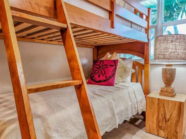 Magnificent Marathon Vacation Villa Four Bedrooms