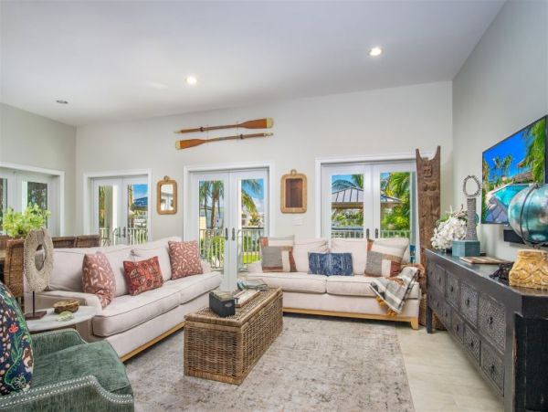 Magnificent Marathon Vacation Villa Four Bedrooms