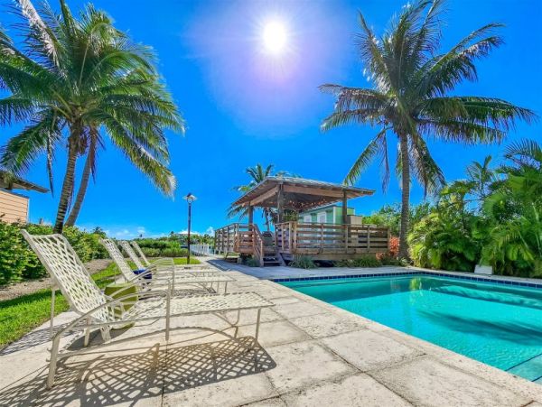 Magnificent Marathon Vacation Villa Four Bedrooms