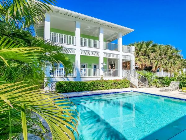 Magnificent Marathon Vacation Villa Four Bedrooms