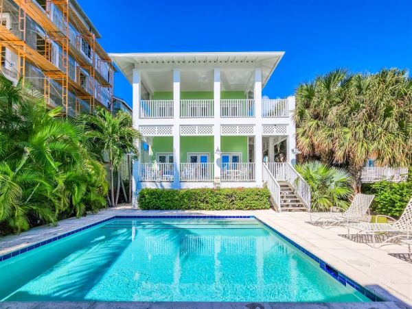 Magnificent Marathon Vacation Villa Four Bedrooms
