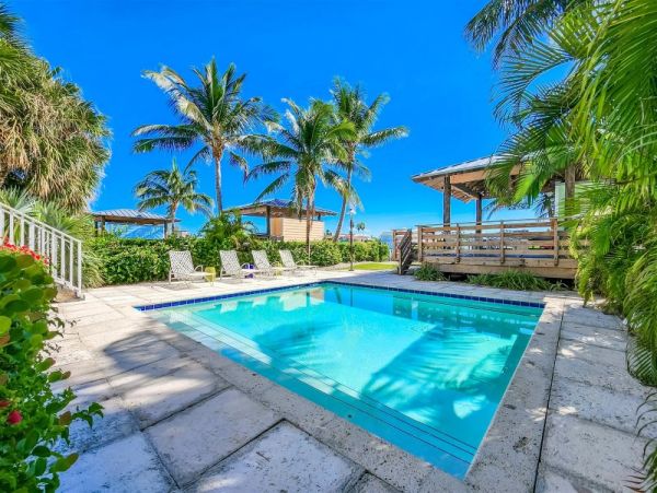 Magnificent Marathon Vacation Villa Four Bedrooms