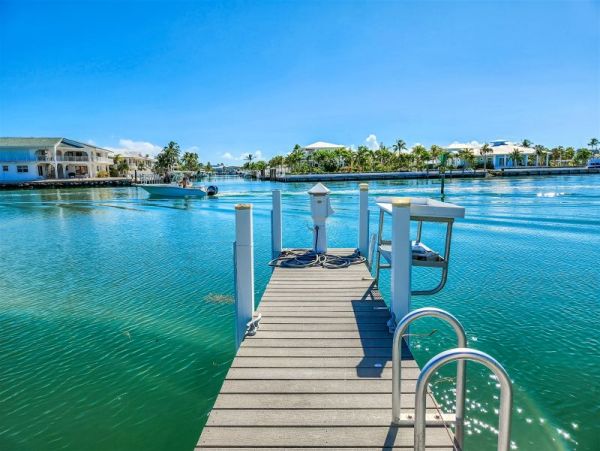 Magnificent Marathon Vacation Villa Four Bedrooms