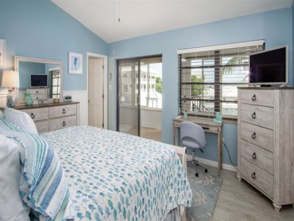 Marathon 3 Bedroom Home with Dock & Jacuzzi