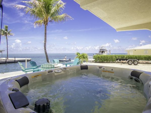 Marathon 3 Bedroom Home with Dock & Jacuzzi
