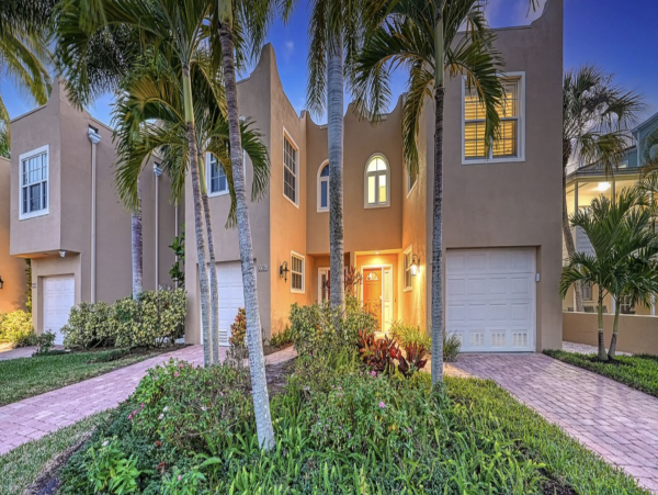 Walk to Beach 3 Bedroom Town Home with Private Pool