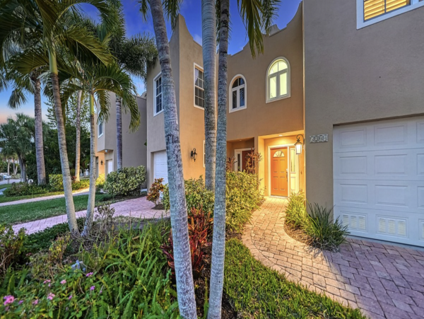 Walk to Beach 3 Bedroom Town Home with Private Pool