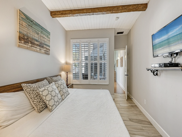 Walk to Beach 3 Bedroom Town Home with Private Pool
