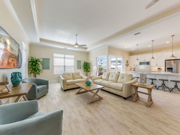 Walk to Beach Vacation Home in Siesta Key with Pool