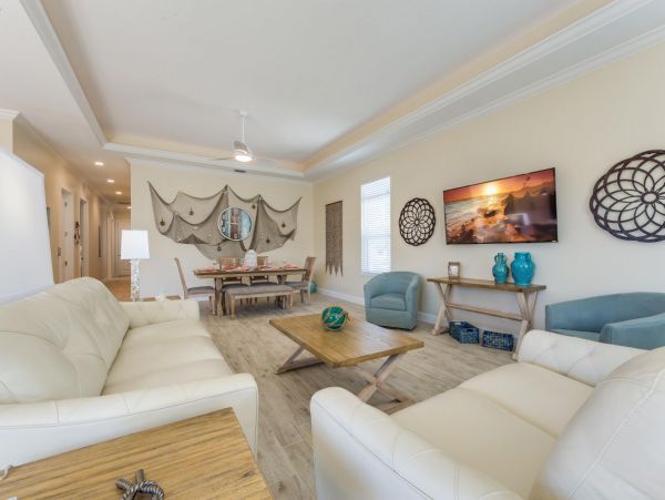 Walk to Beach Vacation Home in Siesta Key with Pool