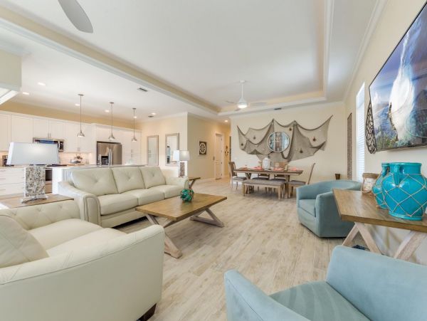 Walk to Beach Vacation Home in Siesta Key with Pool