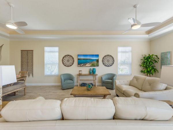 Walk to Beach Vacation Home in Siesta Key with Pool