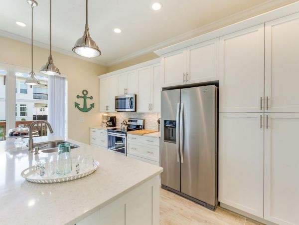 Walk to Beach Vacation Home in Siesta Key with Pool