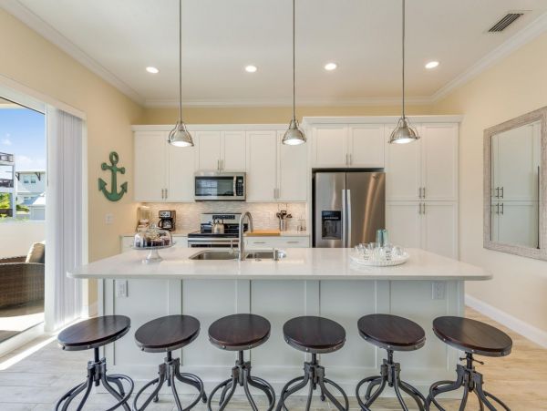 Walk to Beach Vacation Home in Siesta Key with Pool