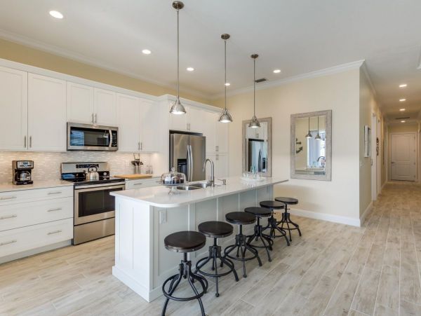 Walk to Beach Vacation Home in Siesta Key with Pool