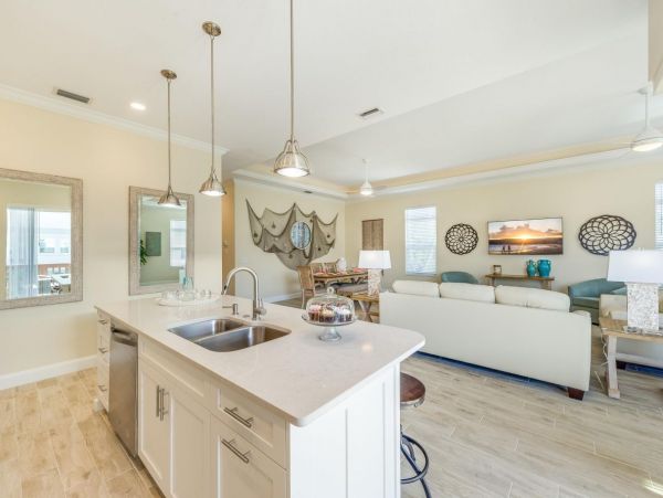Walk to Beach Vacation Home in Siesta Key with Pool